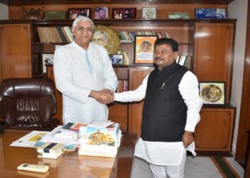 कांग्रेस के मेनिफेस्टो कमेटी के अध्यक्ष टीएस सिंहदेव से मिले बंधु तिर्की