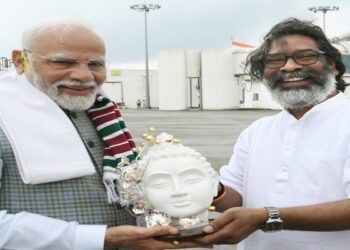 पीएम का सीएम ने गर्मजोशी से किया स्वागत, स्मृति चिन्ह की भेंट