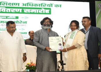 झारखंड में आईटीआई प्रशिक्षण अधिकारियों की होगी नियुक्ति, हेमंत सोरेन ने सौंपा नियुक्ति पत्र