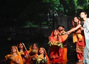 छठ महापर्व का तीसरा दिन: व्रति अस्ताचलगामी सूर्य को देंगे अर्घ्य, मांगेंगे जीवन में समृद्धि और कल्याण