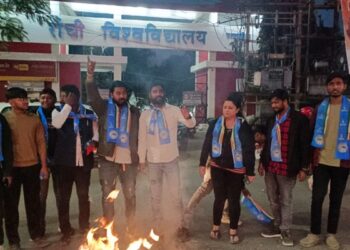 NSUI ने फूंका RU के VC का पुतला, नियमावली के तहत नियुक्ति की मांग