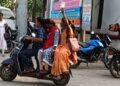 स्लाइन लगी, स्कूटी चली: लोहरदगा की तस्वीर ने फिर खड़े किए स्वास्थ्य व्यवस्था पर सवाल