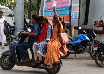 स्लाइन लगी, स्कूटी चली: लोहरदगा की तस्वीर ने फिर खड़े किए स्वास्थ्य व्यवस्था पर सवाल