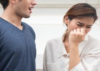 Oral Health Warning Signs: मसूड़ों से खून आना या मुंह से बदबू को न करें नजरअंदाज, ये हो सकते हैं गंभीर बीमारियों के शुरुआती संकेत