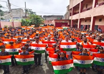 तिरंगा वितरण एवं राष्ट्रगान: राष्ट्रभक्ति और गौरव का सुंदर संदेश